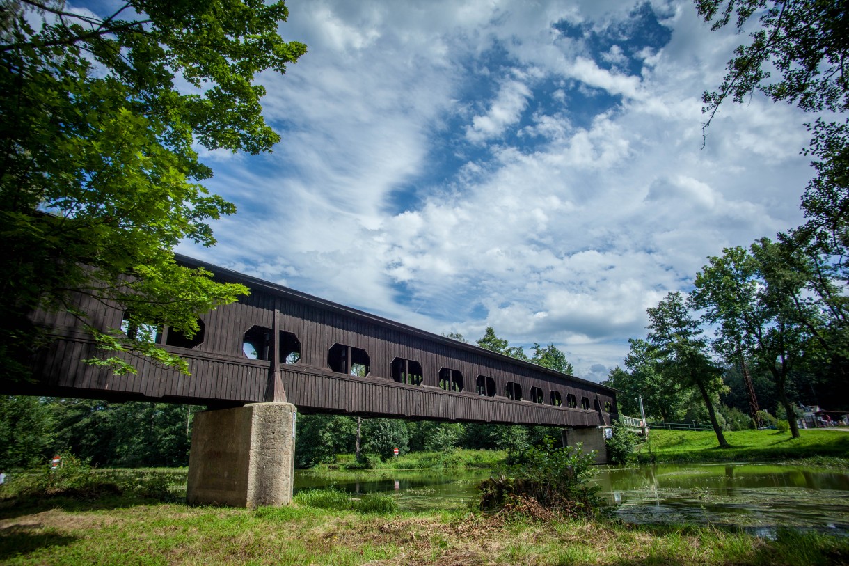 Krytá dřevěná lávka
