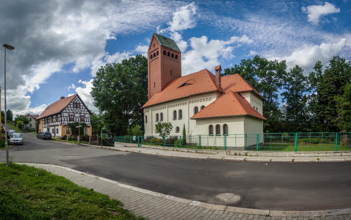 Evangelický kostel Vykupitele a hrázděný dům čp. 60